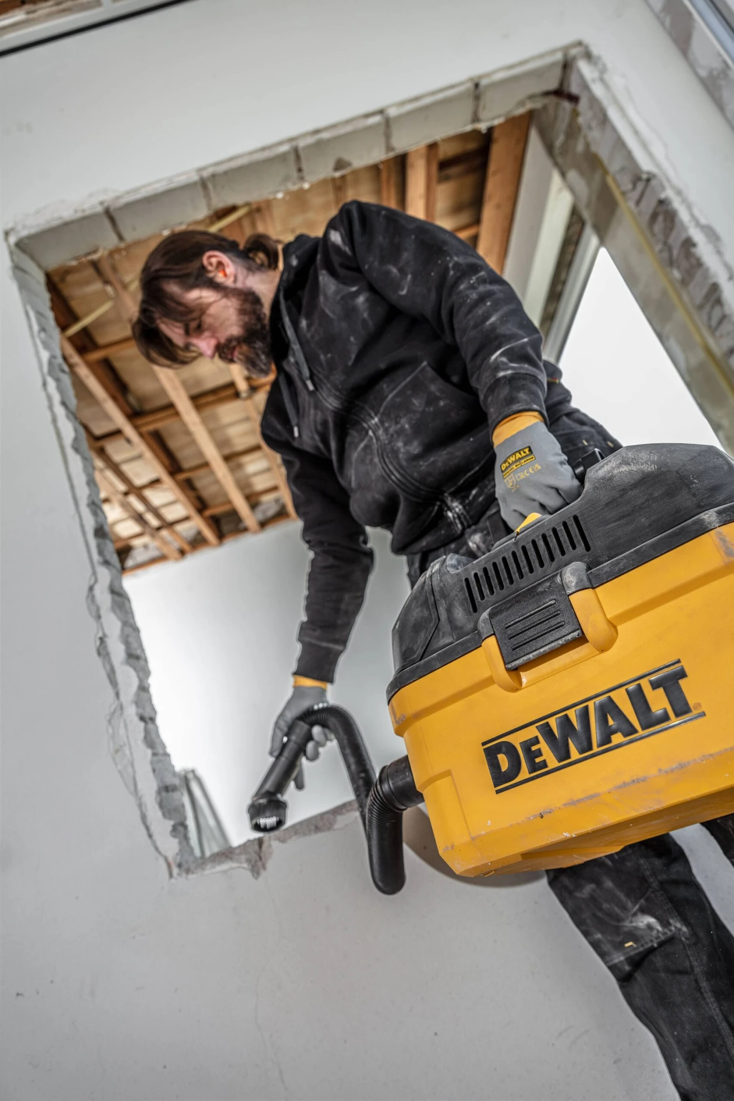 DEWALT 6-Gallon 5 HP Corded Wet/Dry Shop Vacuum With Accessories Included 9 DEWALT 6-Gallon 5 HP Corded Wet/Dry Shop Vacuum With Accessories Included -Dewalt Tool World 66370110 scaled