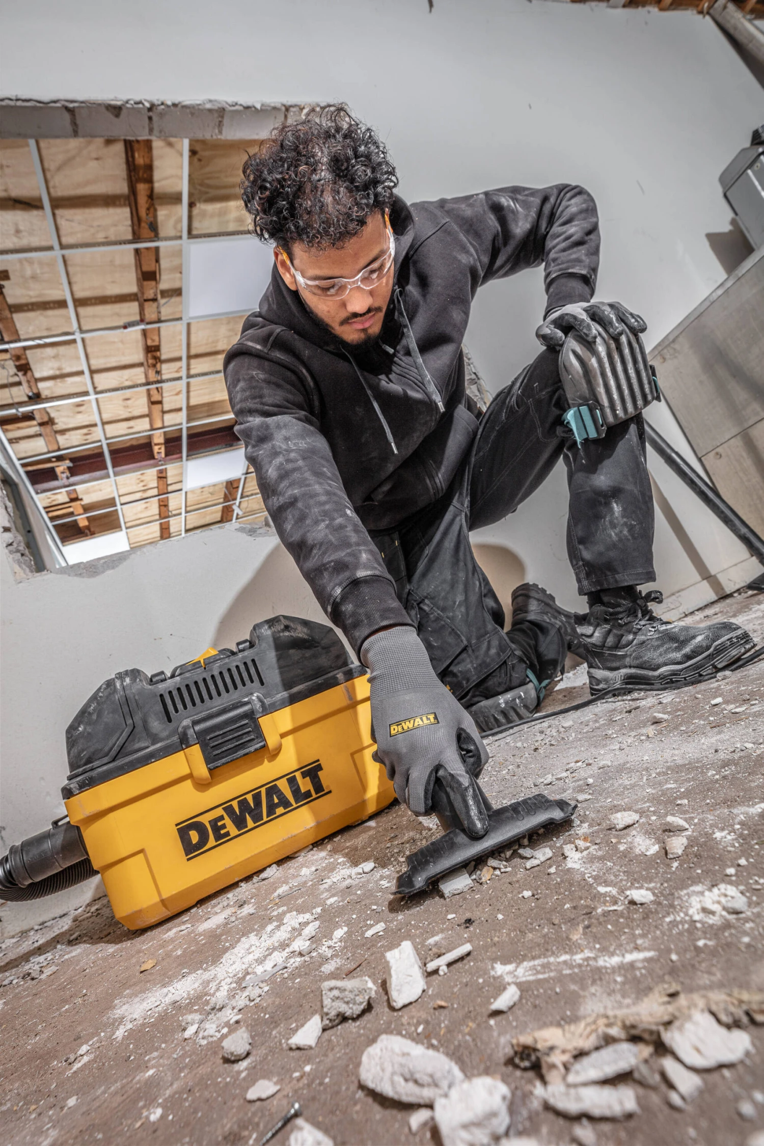 DEWALT 6-Gallon 5 HP Corded Wet/Dry Shop Vacuum With Accessories Included 10 DEWALT 6-Gallon 5 HP Corded Wet/Dry Shop Vacuum With Accessories Included -Dewalt Tool World 66370111 scaled